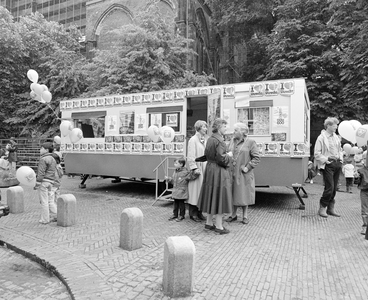 884966 Afbeelding van een promotiewagen voor de viering van het 600-jarig bestaan van de Domtoren, tijdens de ...